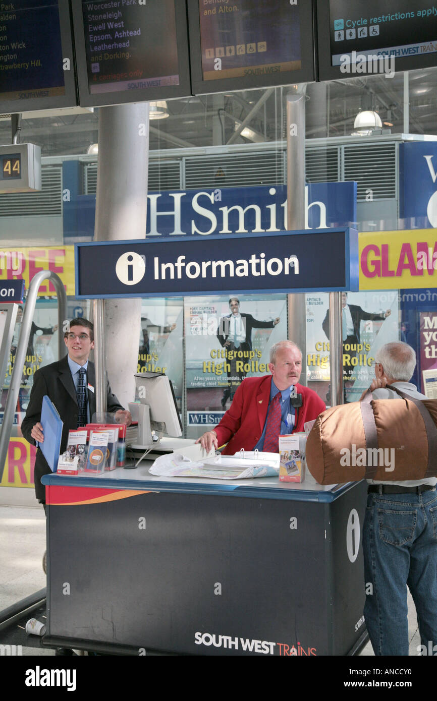 Infostand am Bahnhof Waterloo Stockfoto