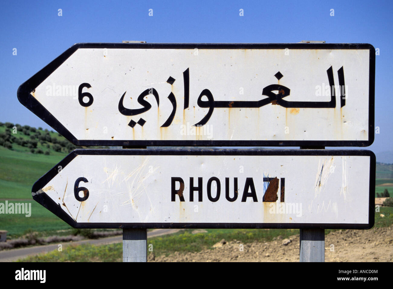 Arabisches Alphabet Zeichen auf Straße P26 von Ouezzane nach Fes, Marokko Stockfoto