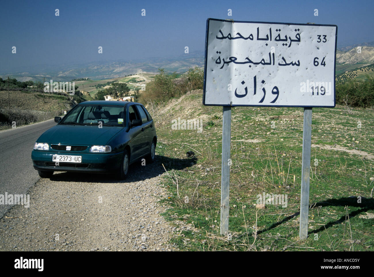 Arabisches Alphabet Zeichen auf Straße P26 von Ouezzane nach Fes, Marokko Stockfoto