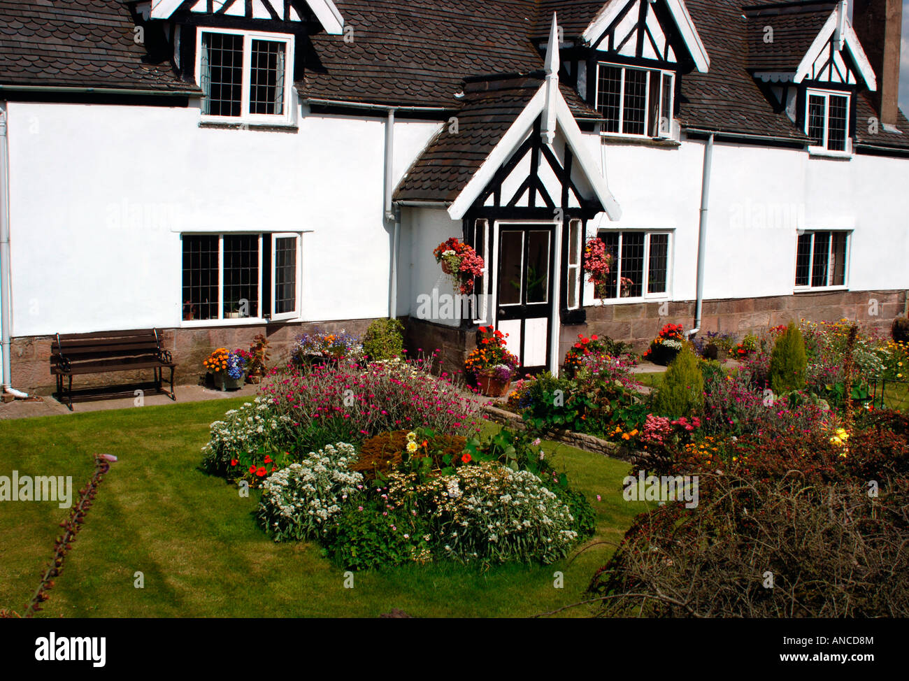 Ein englisches Landhaus & seine bunten Garten. Stockfoto
