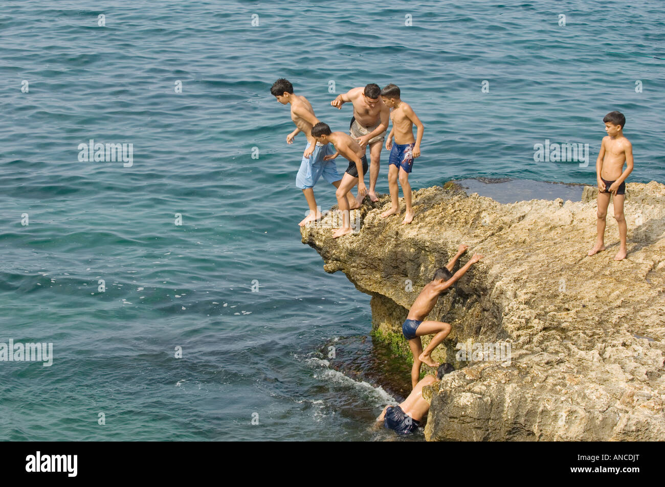Kinder am Meeresufer Stockfoto