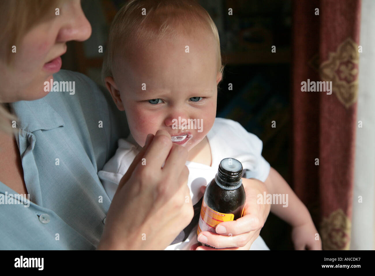 Baby Löffel der Medizin gegeben Stockfoto