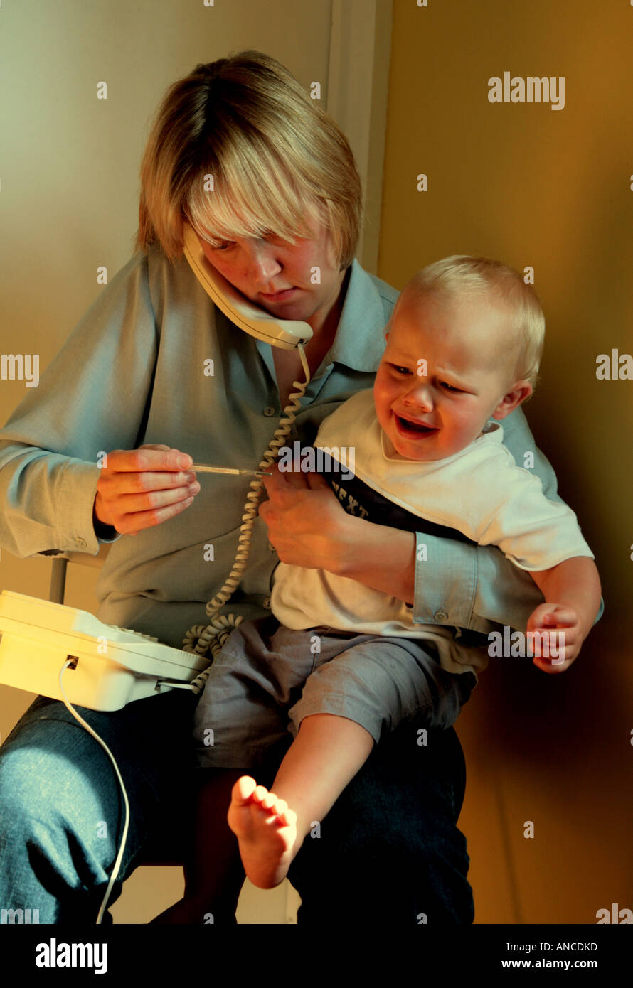 besorgte Mutter telefonieren Arzt über kranke baby Stockfoto