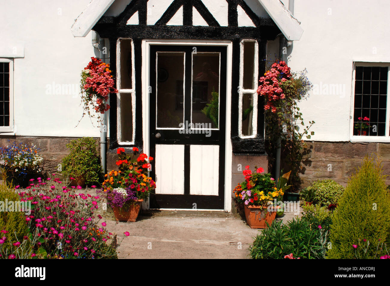 Ein englisches Landhaus & seine bunten Garten. Stockfoto