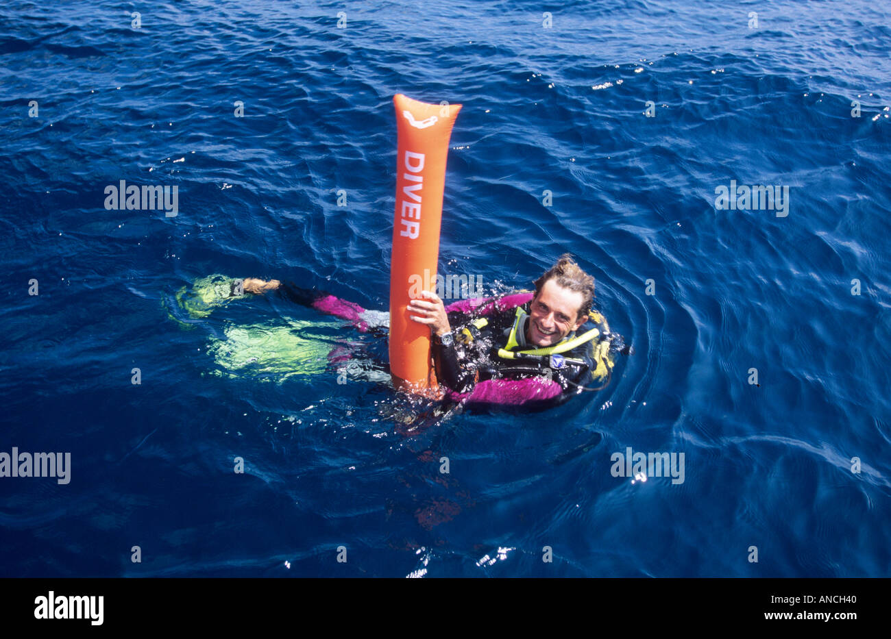 Taucher warten auf Abholung vom Tauchboot zeigt aufgeblasen Sicherheit Wurst als Marker für das Rettungsboot Stockfoto