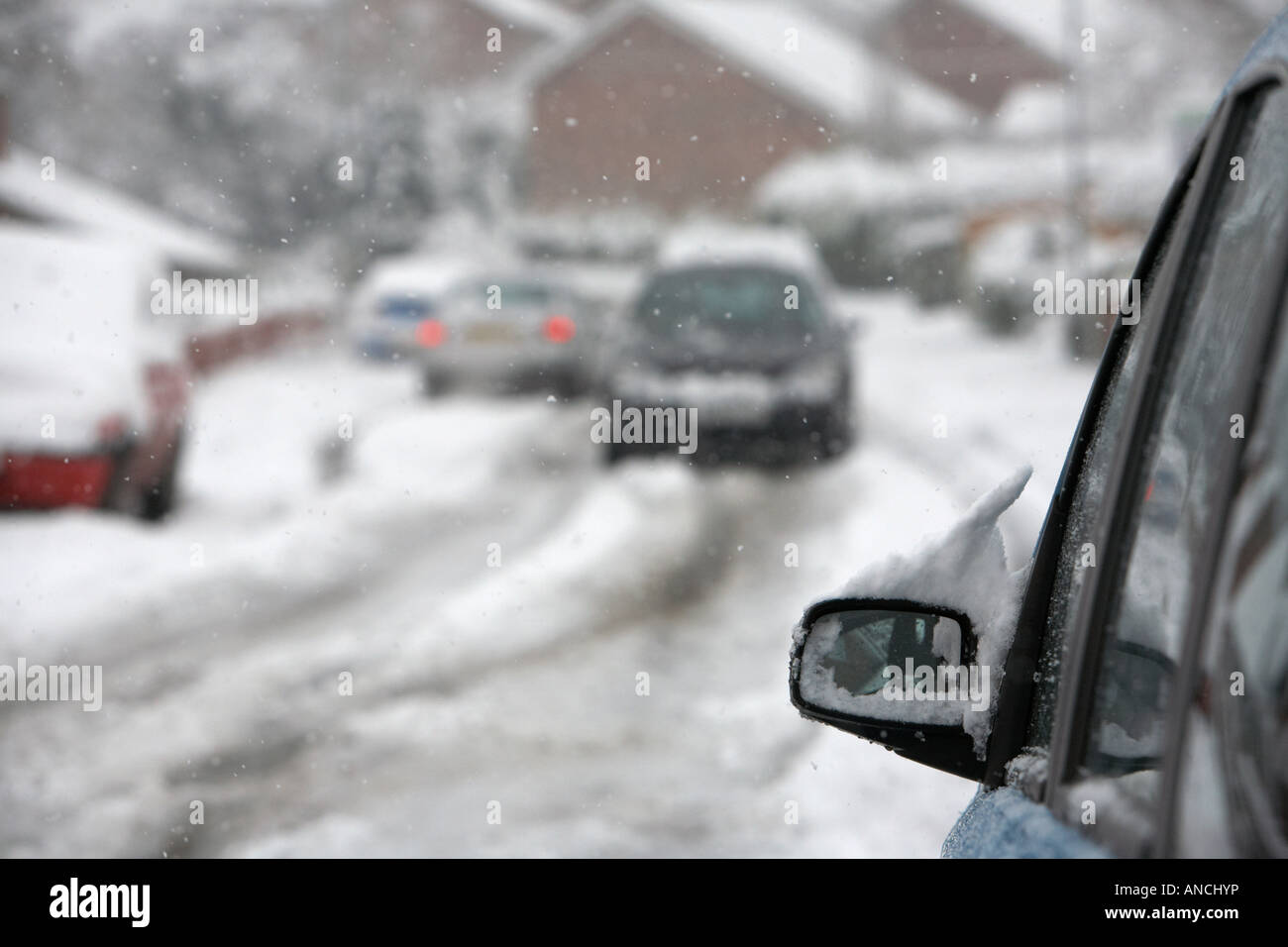 Auto von der Seite der Straße Straße mit Autos fahren durch Schnee verlassen Stockfoto