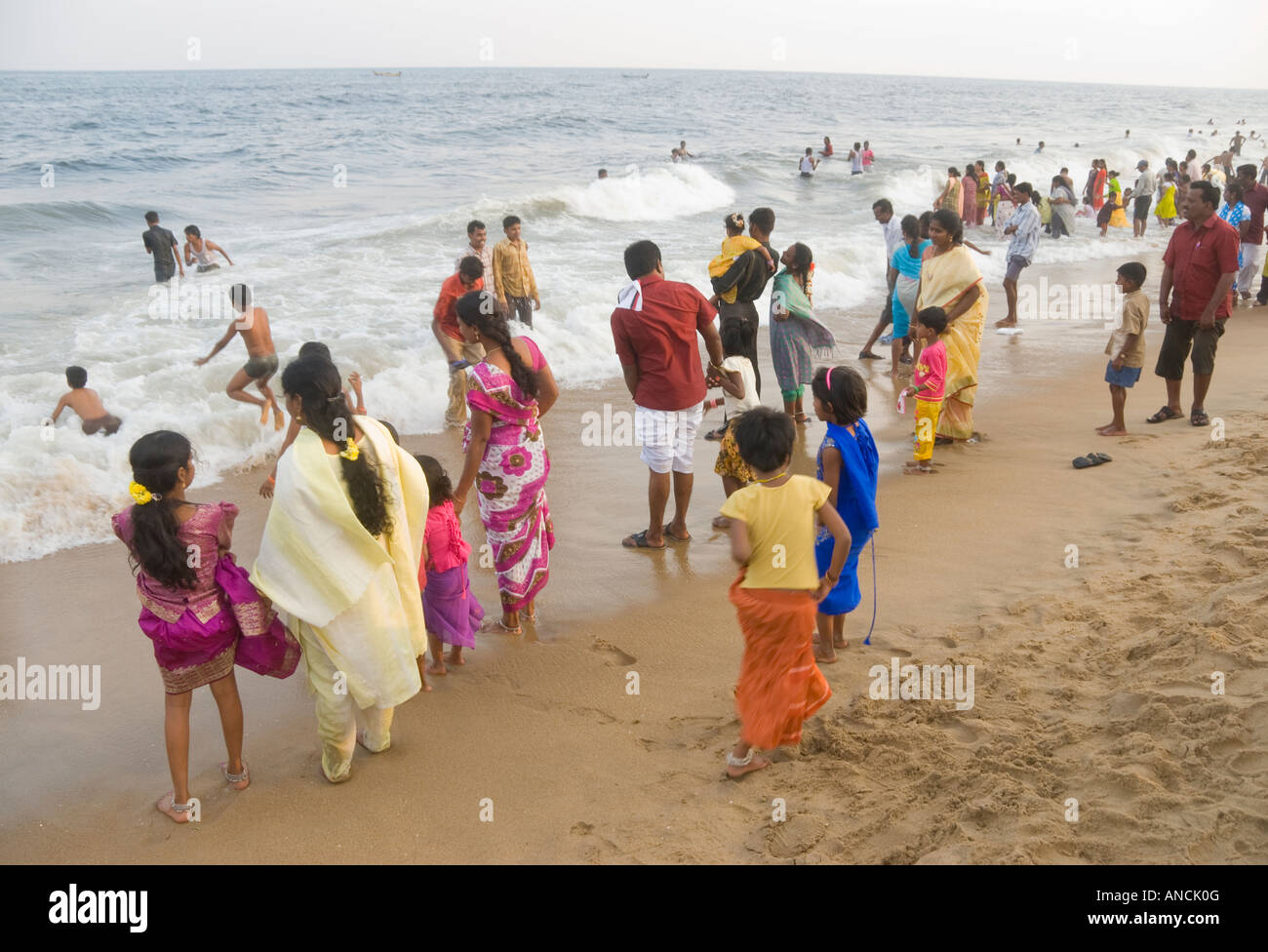 Menschen am Strand von Marina in Chennai in Indien Stockfoto