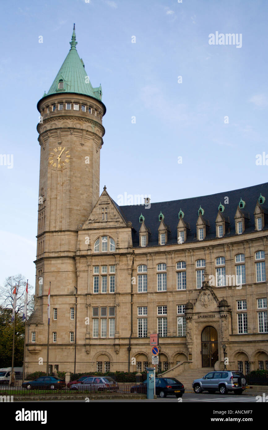 Luxemburg State Savings Bank Gebäude, spuerkees in der Stadt Luxemburg, Großherzogtum Luxemburg, mit Turm Stockfoto