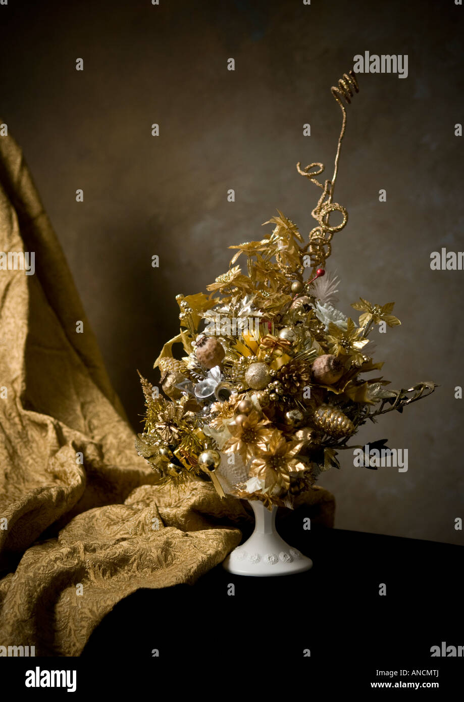 Silber und gold Weihnachts-Dekoration mit goldenen drapieren, fotografiert im Stil von Vermeer Stockfoto
