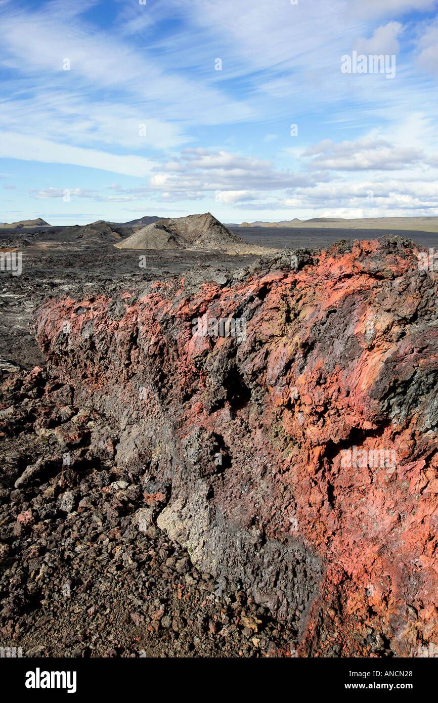 Eisen reichen Schlacken Rock Cirrus Wolken Leirhnjùkuri Island in der Nähe von See Myvatn Stockfoto