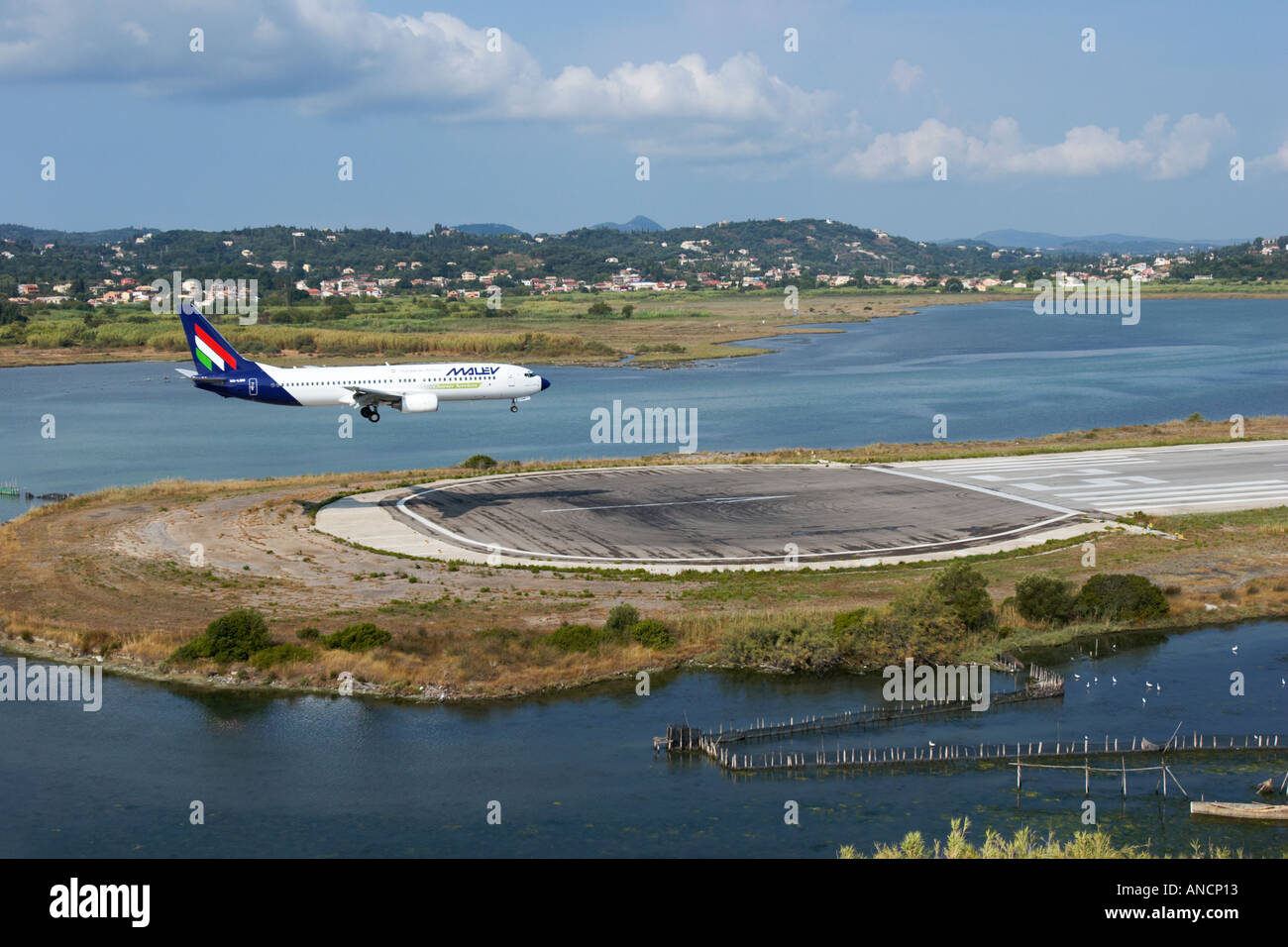 Pkw Flugzeug Landung in Kerkyra International Airport. Insel Korfu