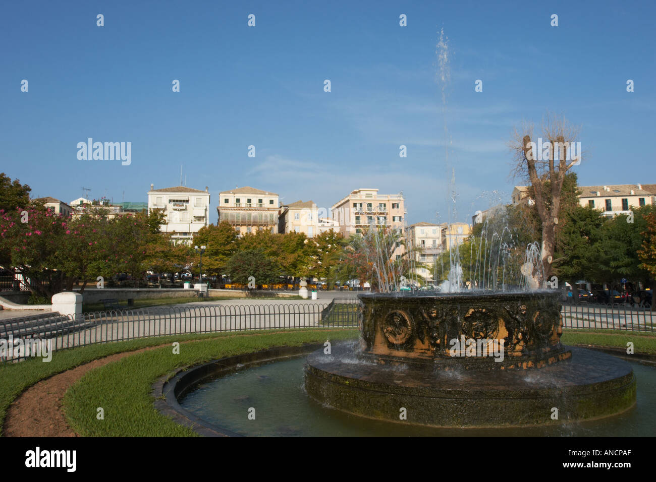 Brunnen auf dem Platz Spianada. Stadt Kerkyra, Korfu, Griechenland. Stockfoto