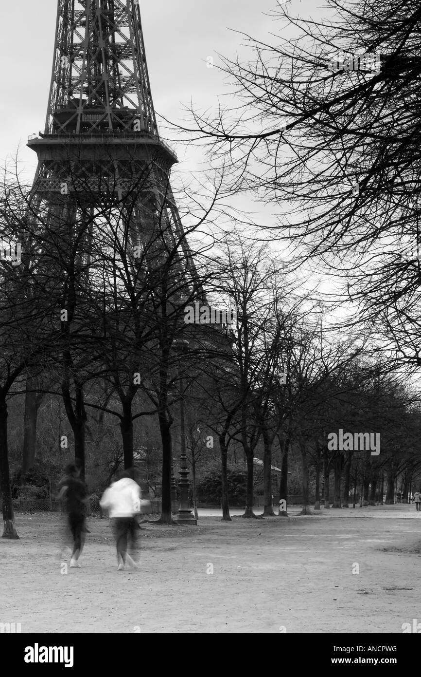 Jogger auf dem Champs de Mars, in der Nähe des Eiffelturms, Paris Frankreich. Stockfoto