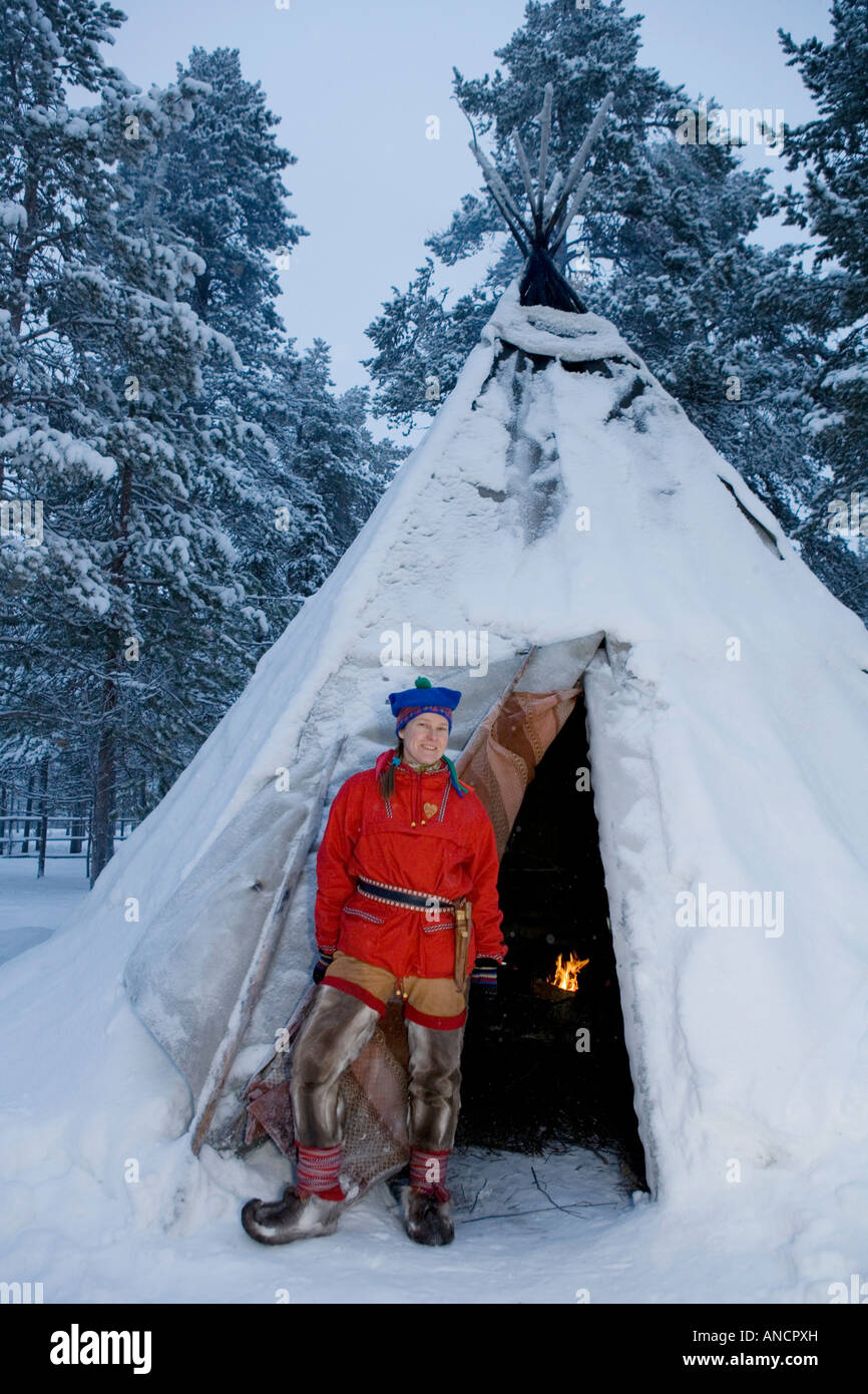 Finnische Sami Frau außerhalb einer traditionellen Rentieren - Haut teepee in Lappland Stockfoto