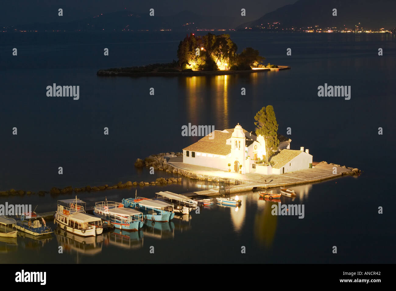 Die vlacherna, Kirche und Kloster aus dem 17. Jahrhundert bei Nacht beleuchtet. Insel Korfu, Griechenland. Stockfoto