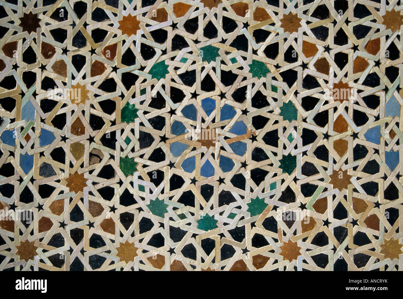 Zellij eigelegten im Innenhof der Medersa Bou Inania Fes Marokko Stockfoto