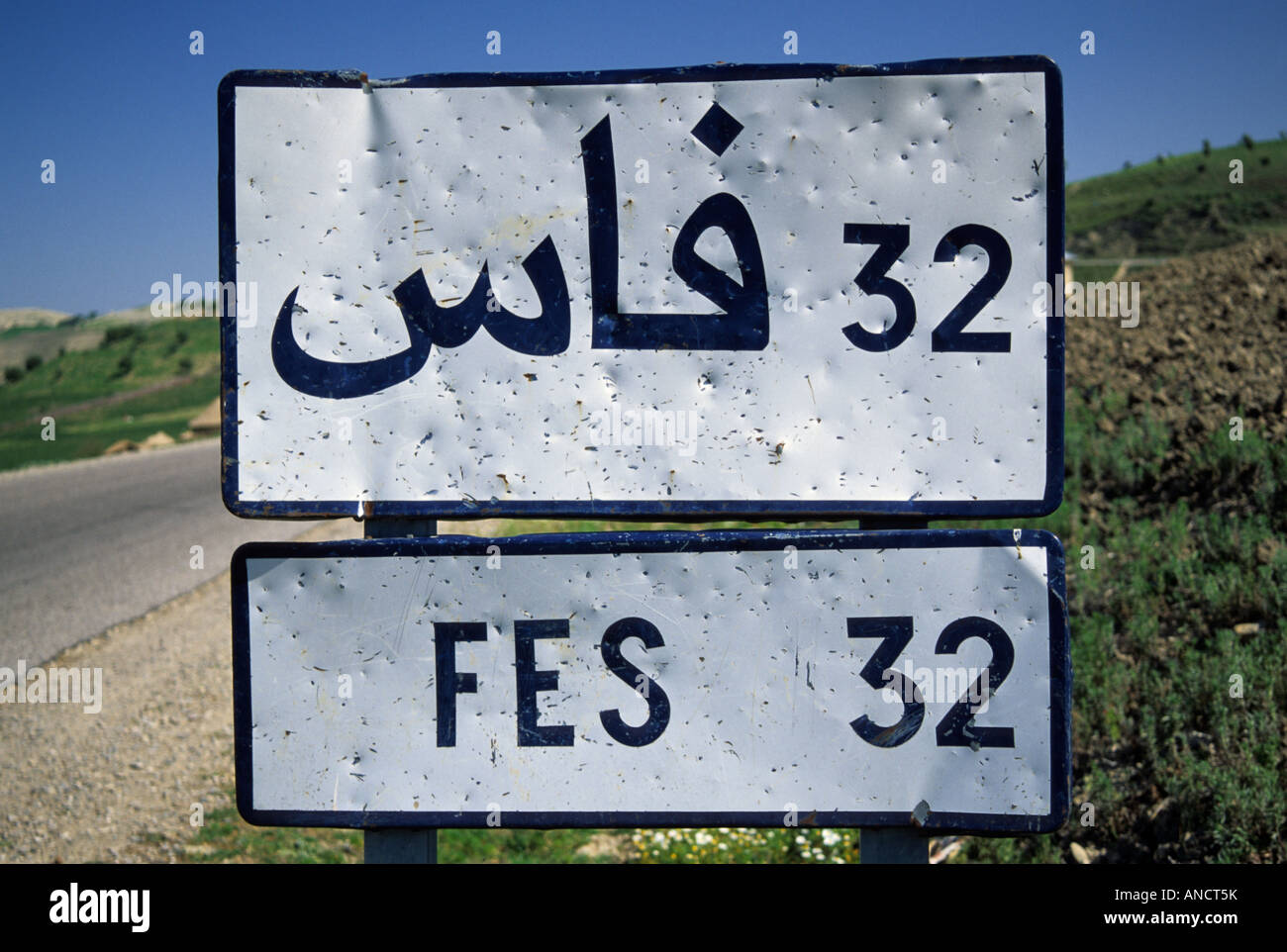 Arabisches Alphabet Zeichen auf Straße P26 von Ouezzane nach Fes, Marokko Stockfoto