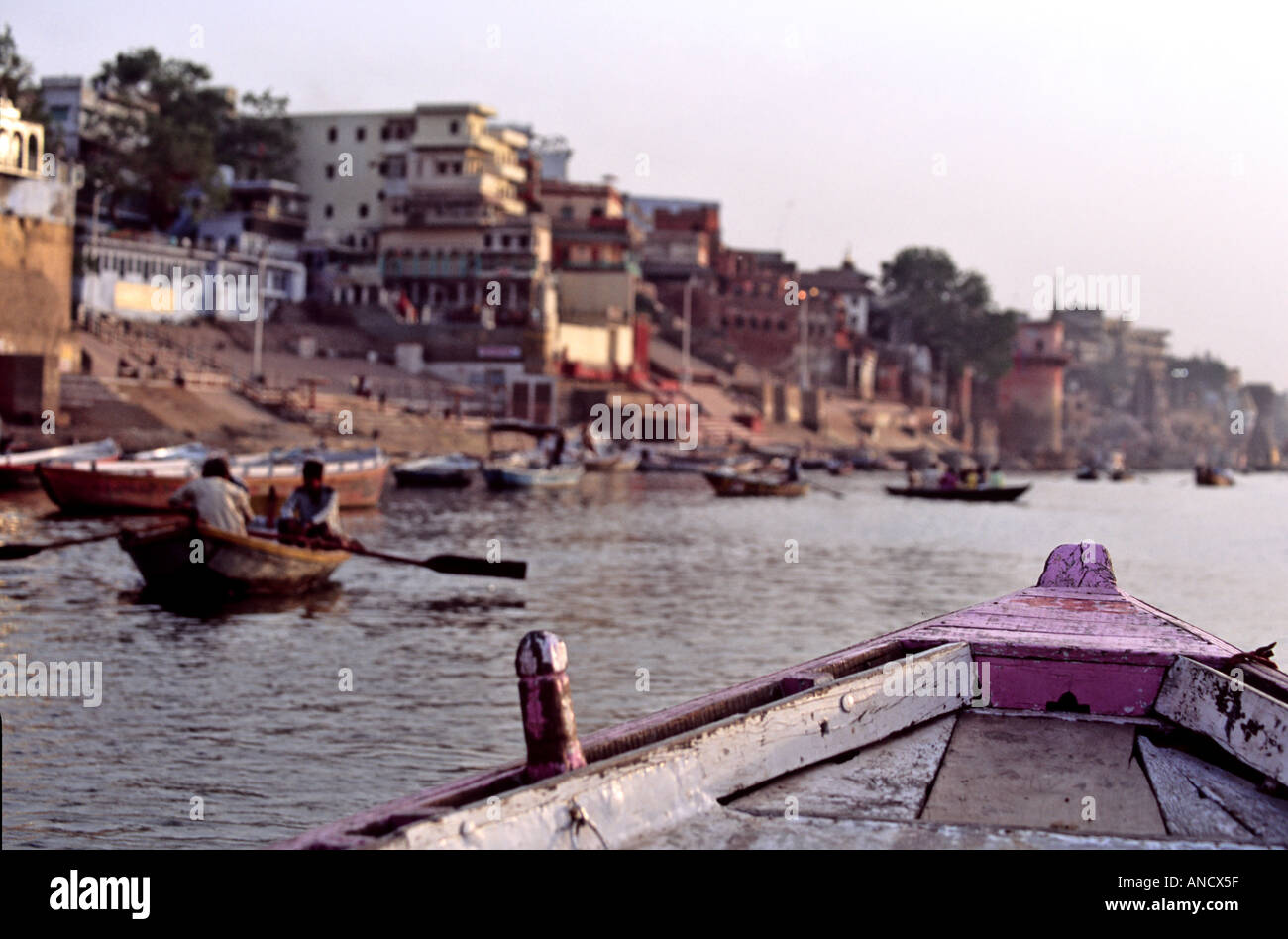 Blick auf den Ghats von einem Ruderboot auf dem Fluss Ganges, Varanasi, Indien Stockfoto