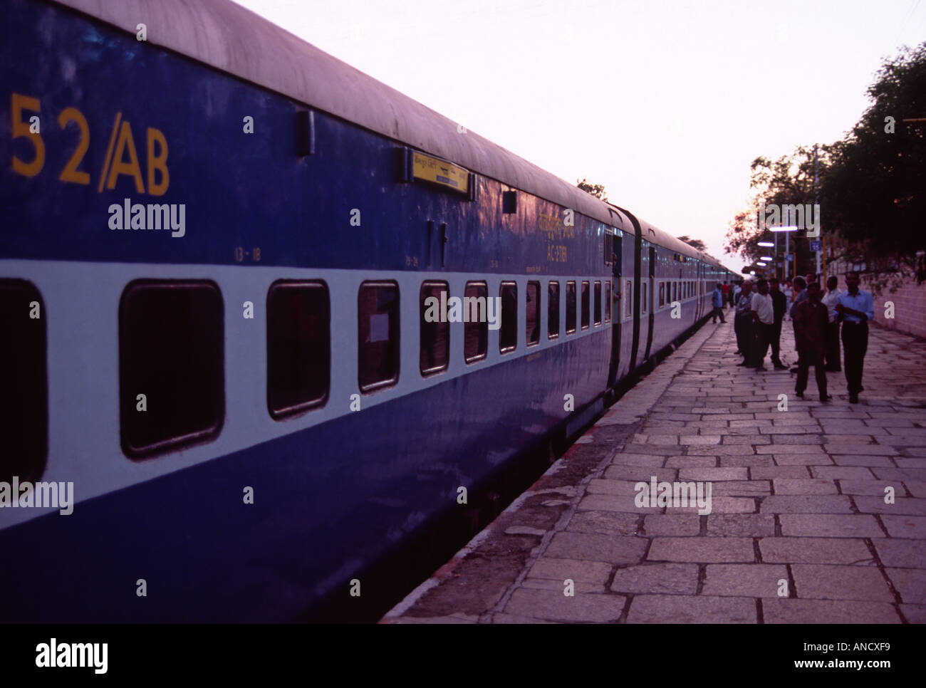 Indische Zug am Bahnsteig Stockfoto