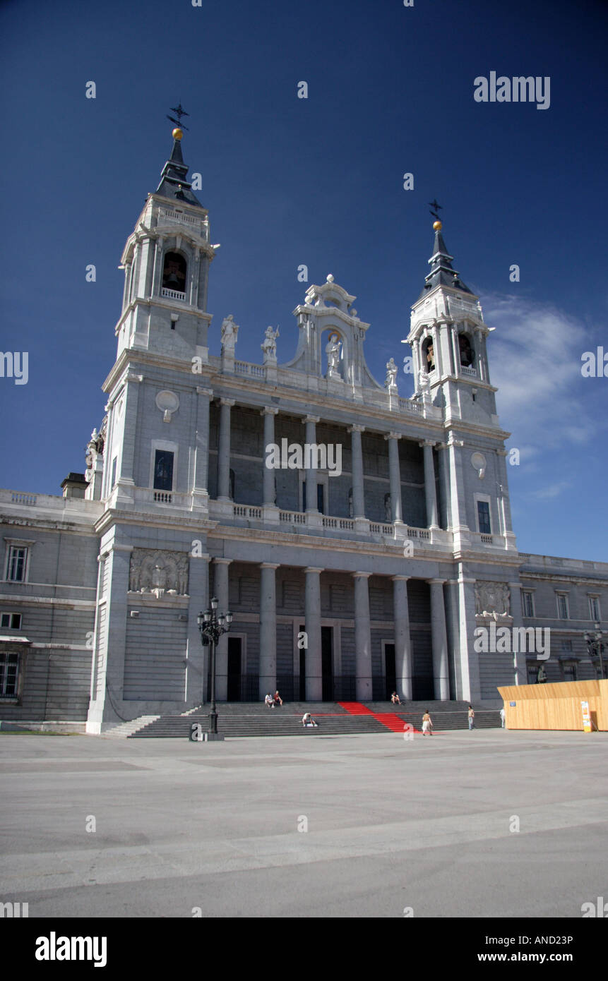 Die Catedral de Nuestra Senora De La Almundena, Calle Mayor, Madrid, Spanien Stockfoto