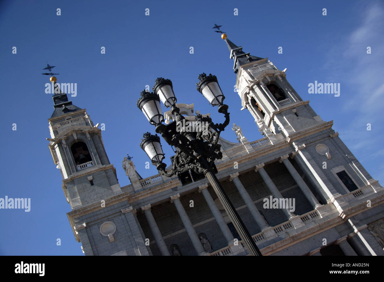 Die Catedral de Nuestra Senora De La Almundena, Calle Mayor, Madrid, Spanien Stockfoto