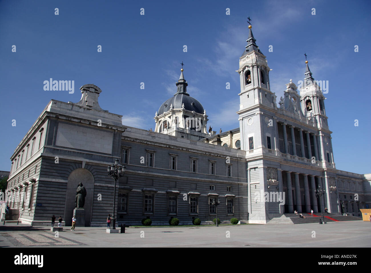 Die Catedral de Nuestra Senora De La Almundena, Calle Mayor, Madrid, Spanien Stockfoto