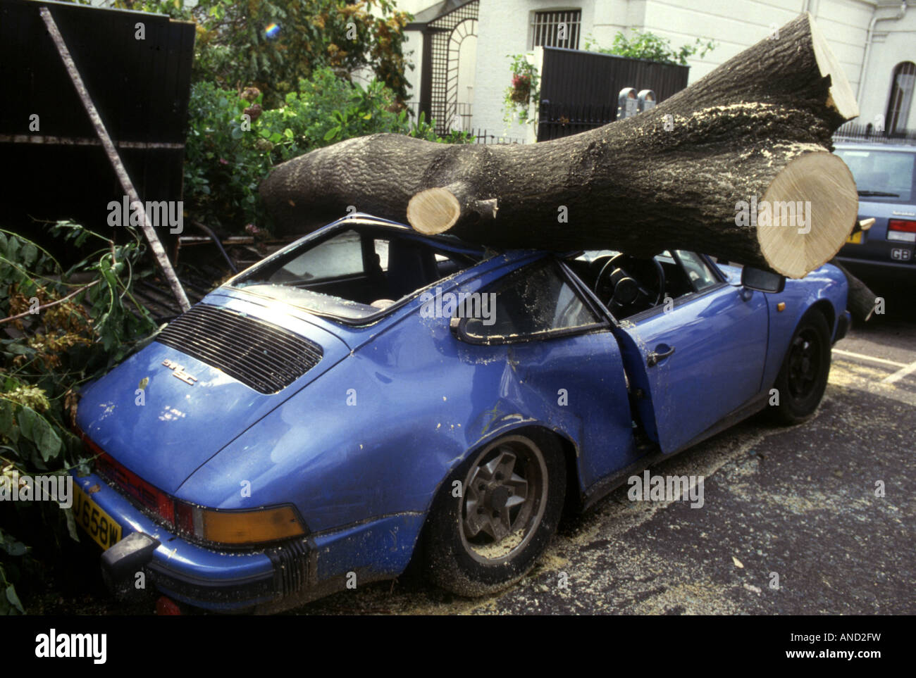 Porsche von einem Baum in der große Sturm Chelsea 1987 getroffen Stockfoto