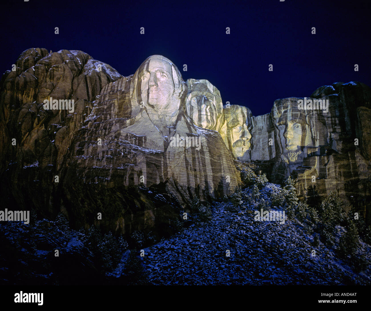 Regen und Schneeschmelze Streifen die riesigen steinernen Gesichter am Mount Rushmore National Memorial in der Nähe von Rapid City, South Dakota Stockfoto