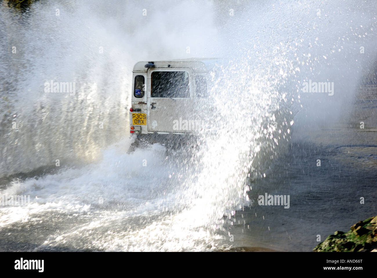 Wasser-Ford, Landrover fahren. Stockfoto