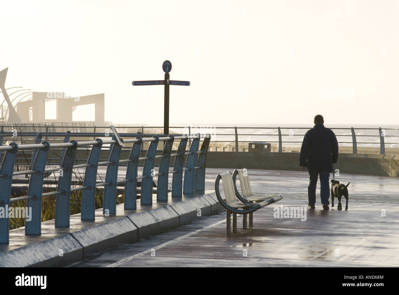 Mann zu Fuß einen Hund Blackpool Promenade Stockfoto