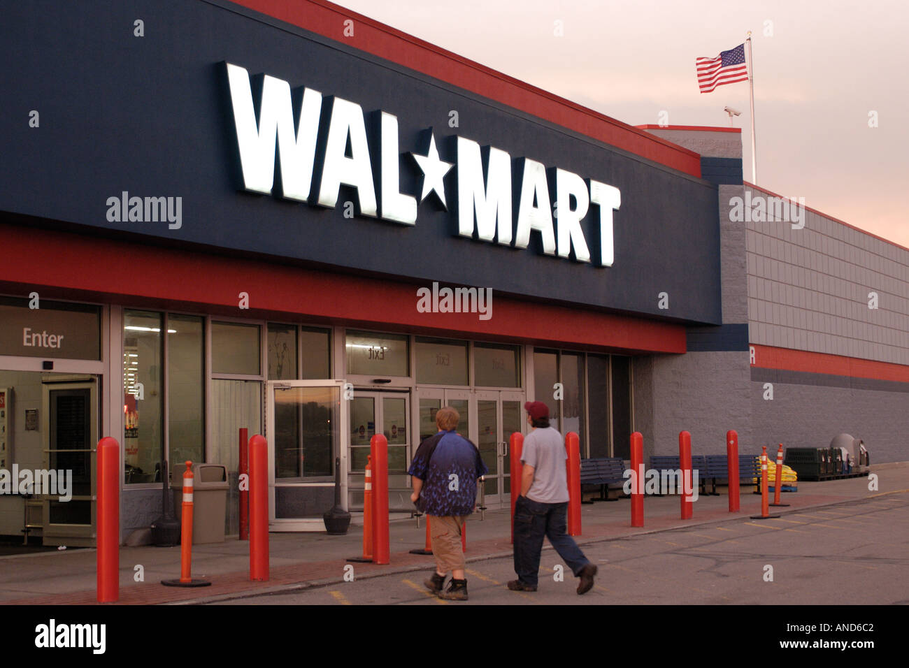 Außenseite des Wal-Mart Stores mit zwei Kunden, die zu Fuß in Stockfoto