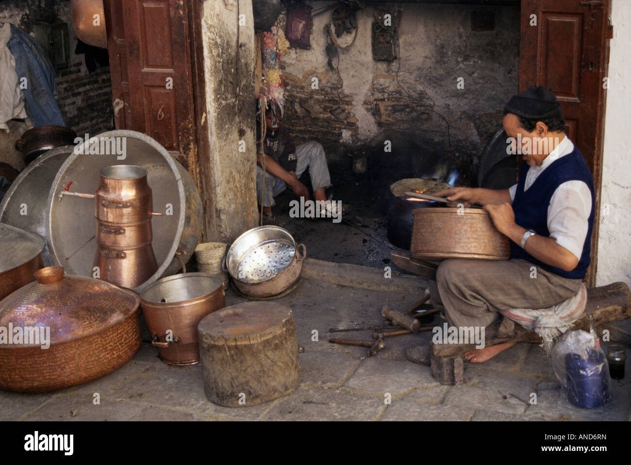 Bronze Silber Souk am Ort wie Seffarine Kairaouine Viertel Medina Fes Marokko Stockfoto