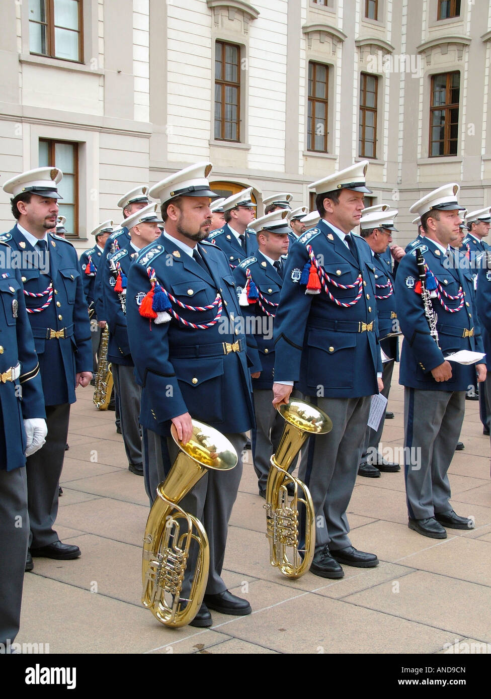 Tschechischen Militärmusik Stand Aufmerksamkeit außerhalb Prag Kathedrale Stockfoto