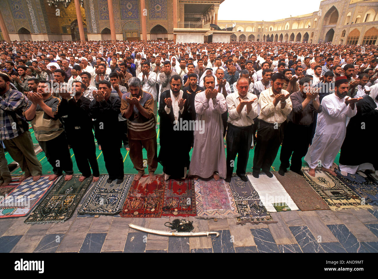 Sunniten und Schiiten gemeinsam beten in Imam Musa Kazim Moschee, Bagdad, Irak. Stockfoto