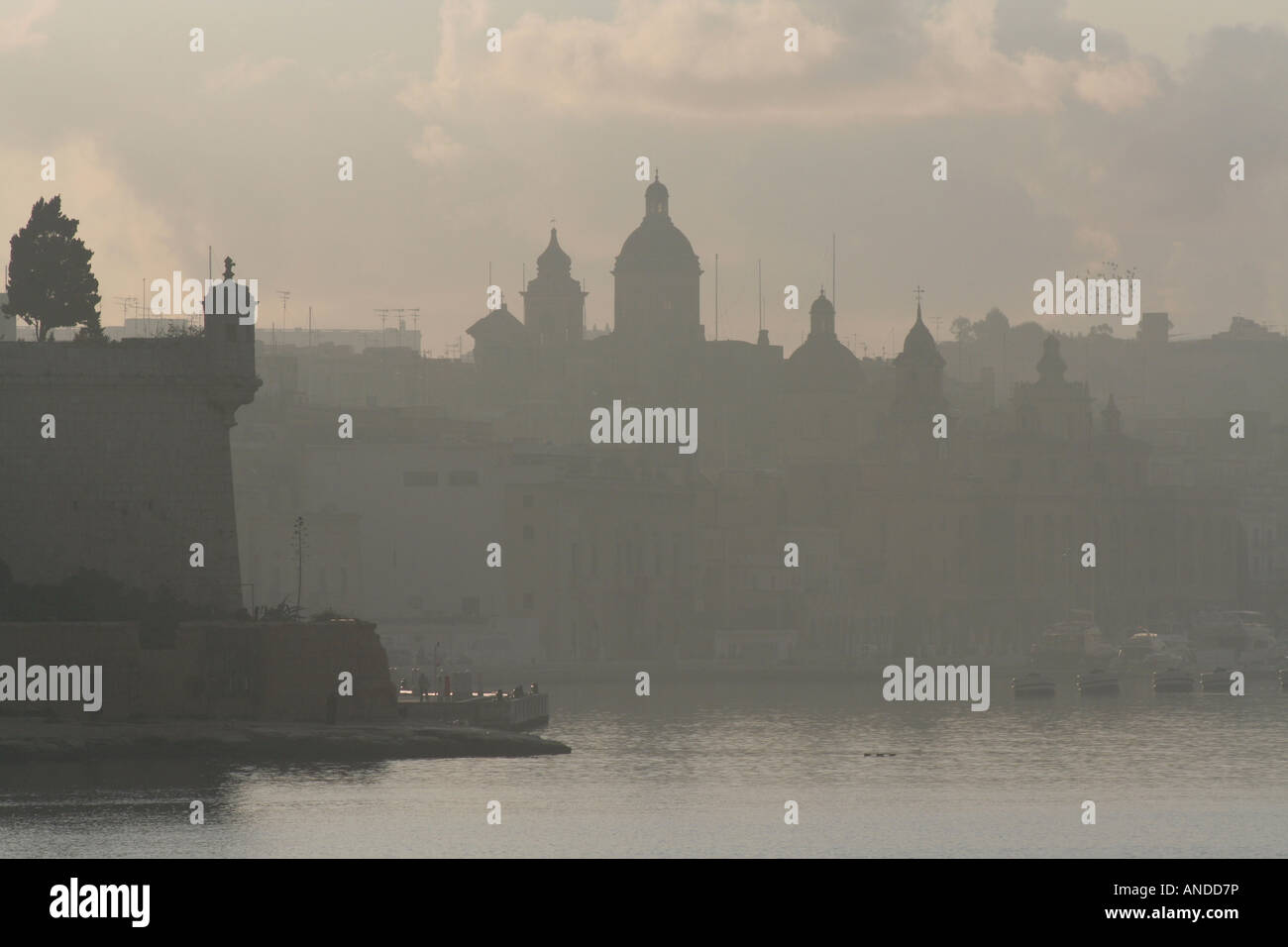 Birgu im frühen Morgennebel. Kann als Hintergrund verwendet werden. Stockfoto