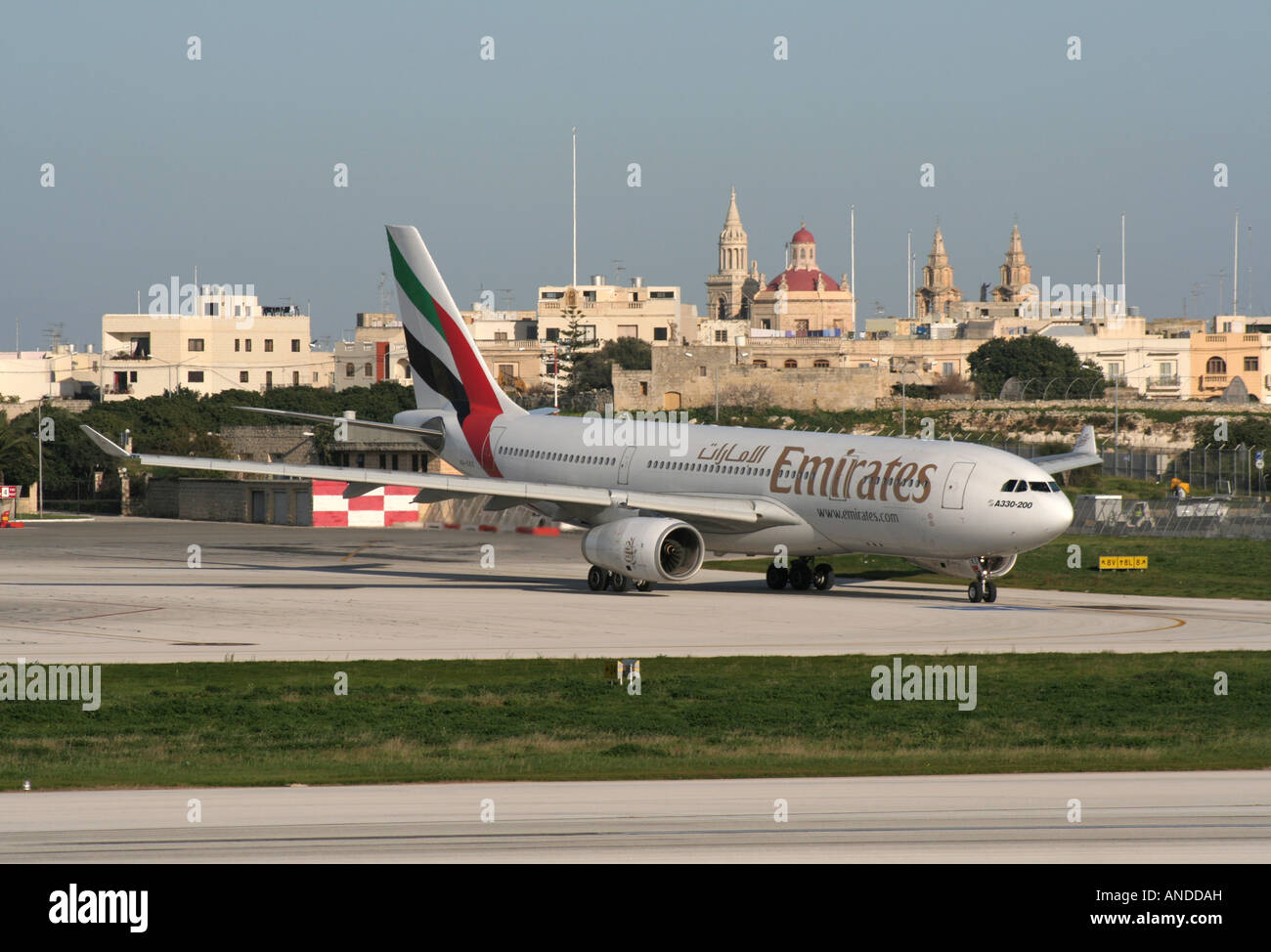 Emirates Airbus A330-200 Rollen für die Ausreise von Malta International Airport Stockfoto