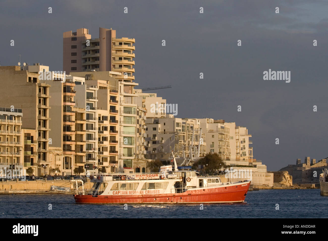 Tour Bootsfahrt ausgehend von Sliema, Malta auf einen Hafen Stockfoto