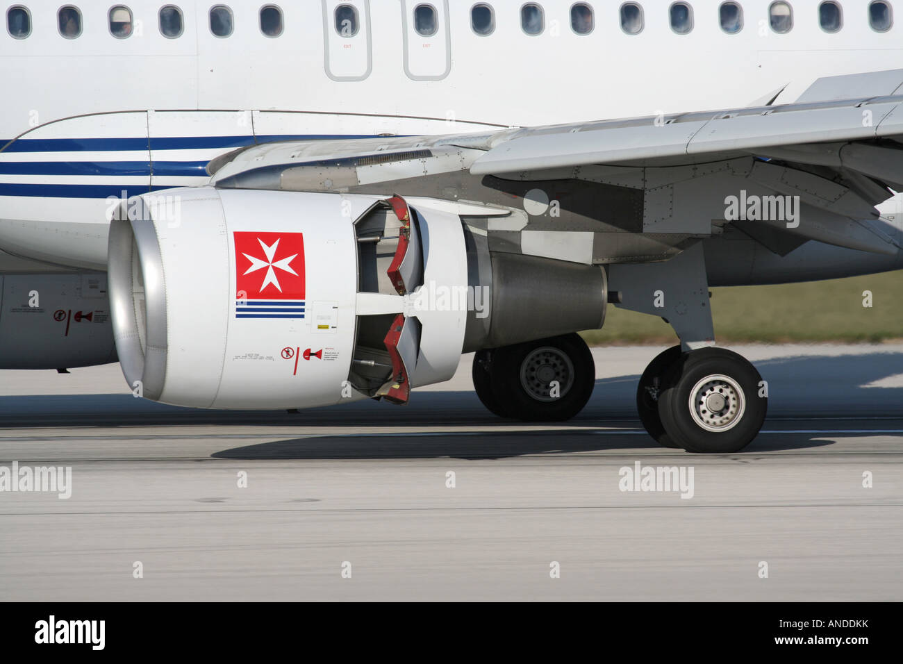 Nahaufnahme eines CFM56 Turbofan engine Maschinenhaus auf einem Air Malta Airbus A320 Flugzeug mit schubumkehr aktiviert Stockfoto
