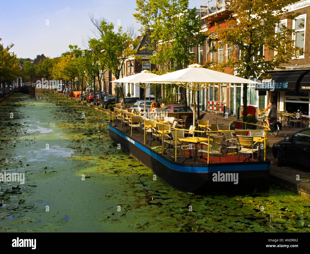 Delft Holland Niederlande Kanal Wasserstraße Hausboot Stockfoto