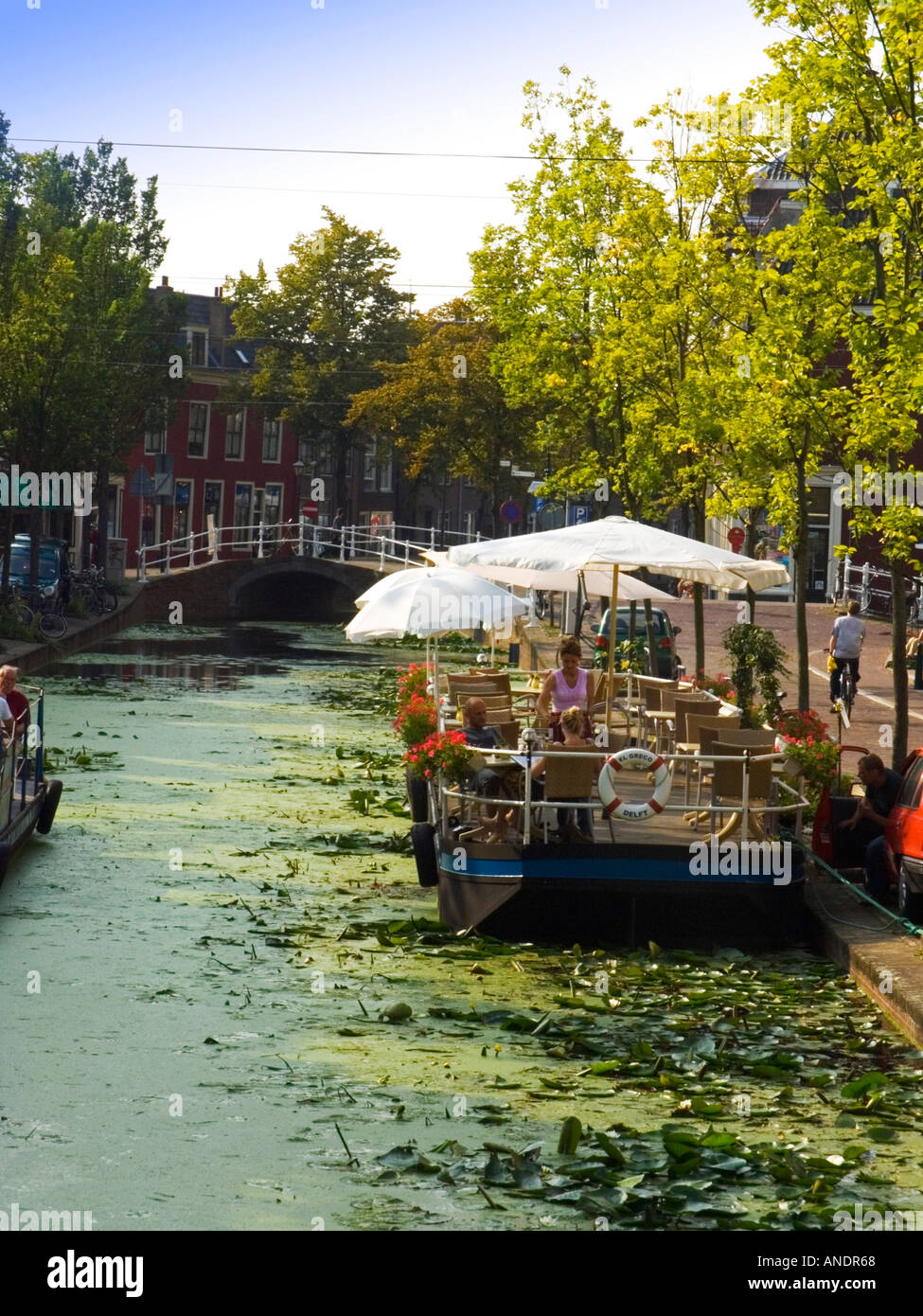 Delft Holland Niederlande Kanal Wasserstraße Hausboot Stockfoto