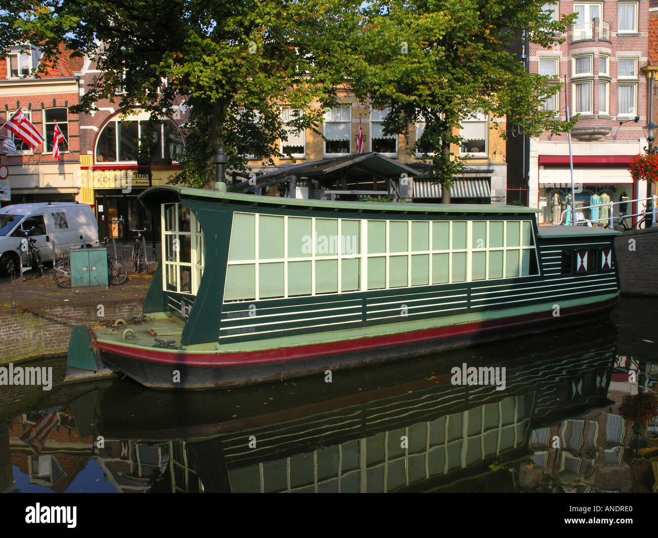 Alkmaar Hausboot Haus Boot Wasserweg Kanal Canal Holland Niederlande Niederländisch Graben reisen sightseeing Ziel Immobilien Stockfoto