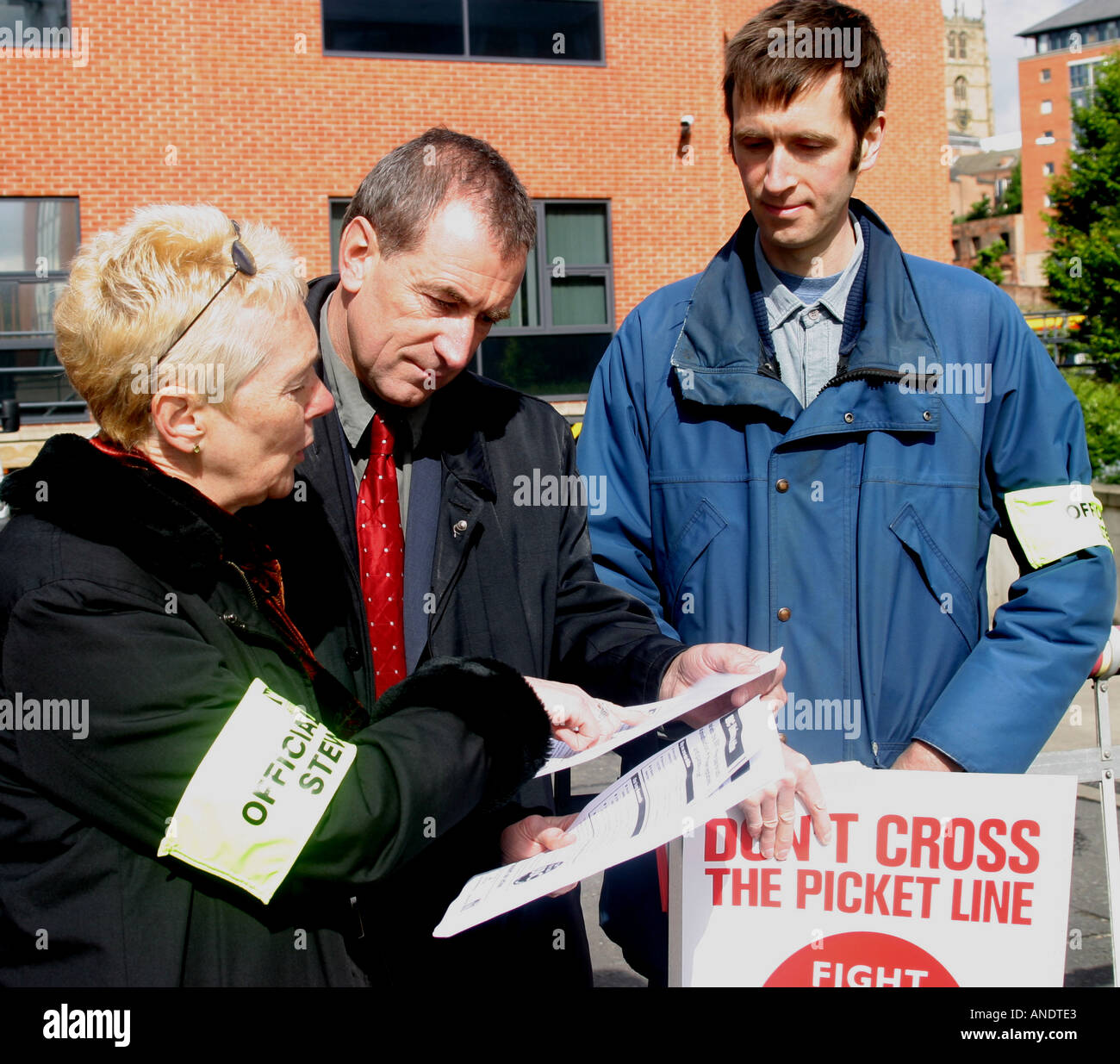 22. Mai 2004 BBC-24-Stunden-Streik Nottingham BBC Nottingham South MP Streikposten besucht und ist unterrichtete von Nottingham Rep John Barvero Stockfoto