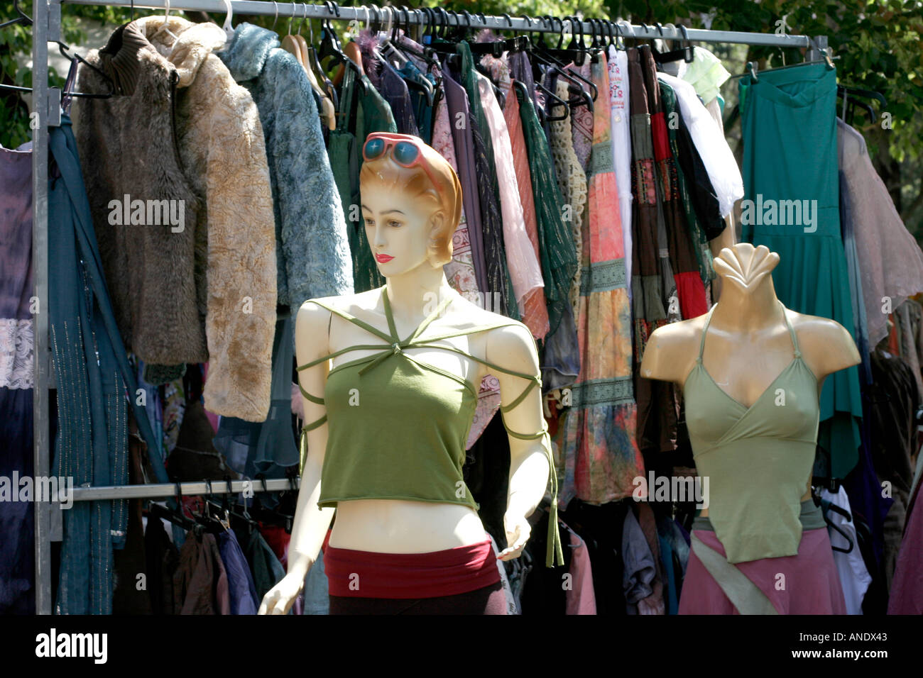 Stilvolle Mannequin auf alte Kleidung Markt in Glebe Australien Stockfoto