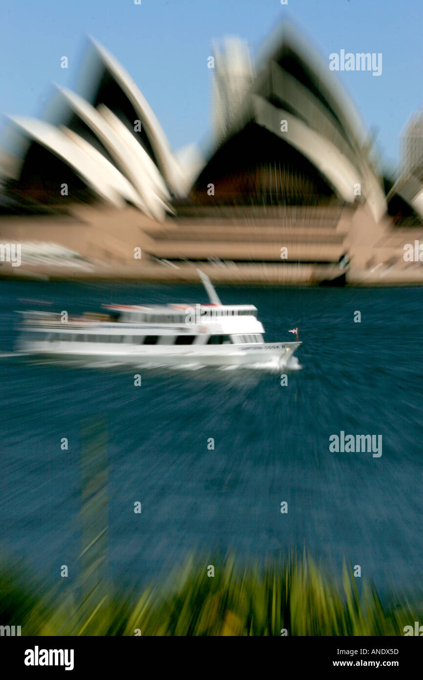 Eine ungewöhnliche Aufnahme des Sydney Opera House mit cruise Boot und Bewegung. Stockfoto