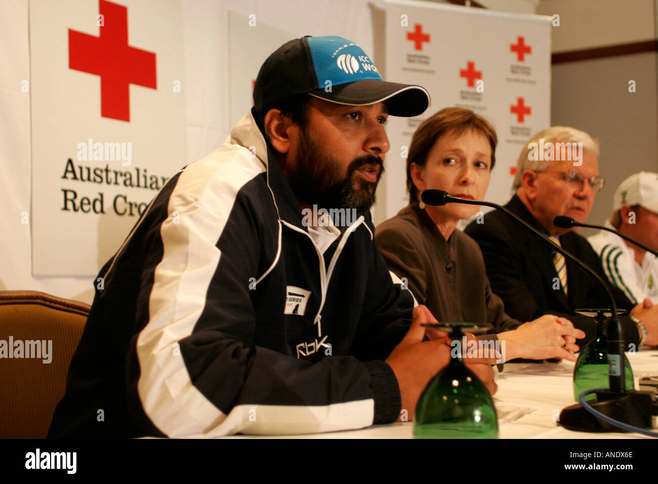 Erste Klasse spin Bowler Muttai Muralitharan von Sri Lanka L und Daniela Vettori NZ r Stockfoto