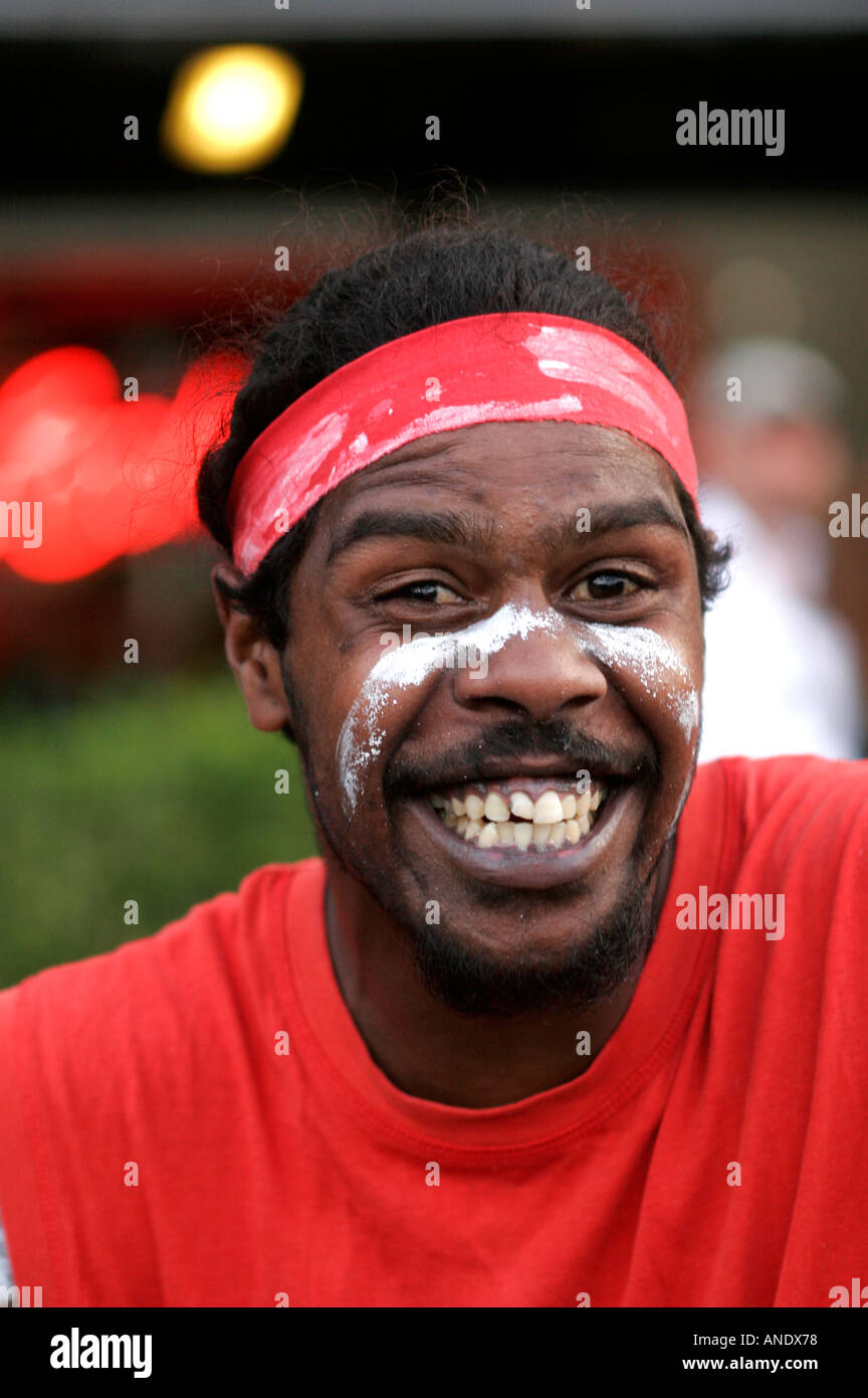 Ein Lächeln auf den Lippen Aborigines Musiker während einer Straßenperformance bei Circular Quay Sydney Australia Stockfoto