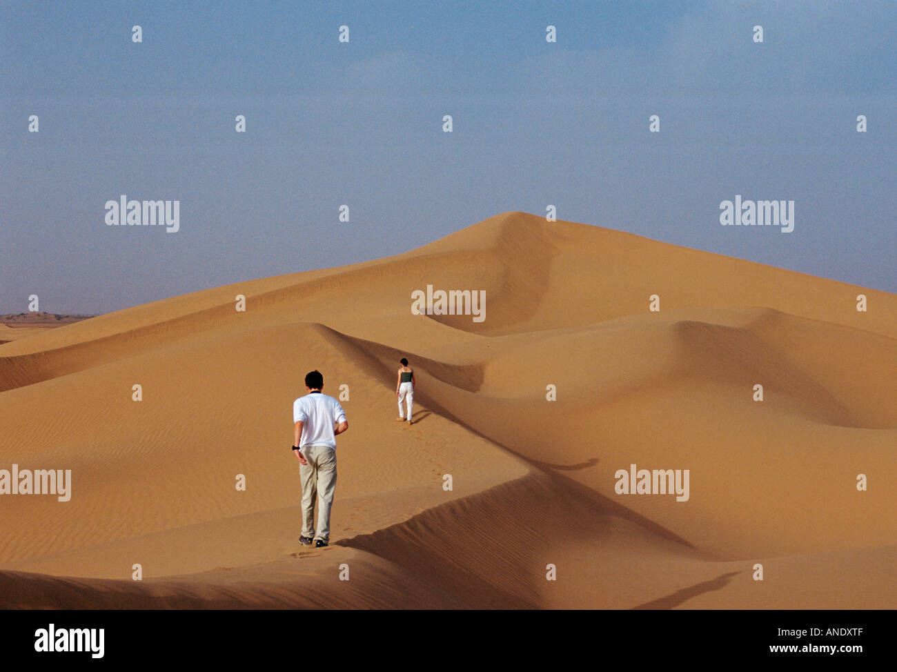 Touristen Klettern eine Sanddüne in der Sahara Wüste Marokko Stockfoto