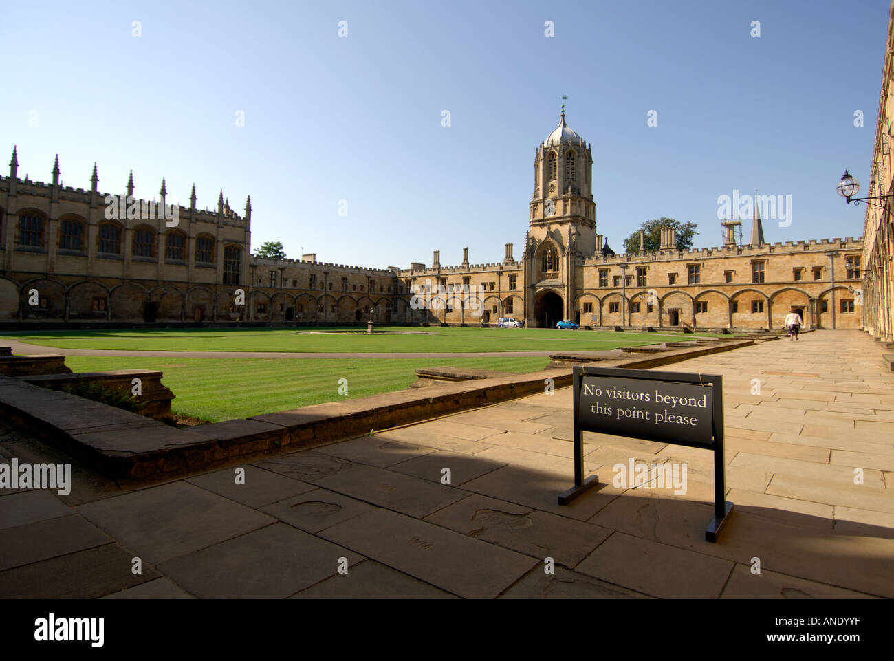 Blick auf Christus Kirche College Oxford Tom Tower über Tom Quad und der Quecksilber-Brunnen Stockfoto