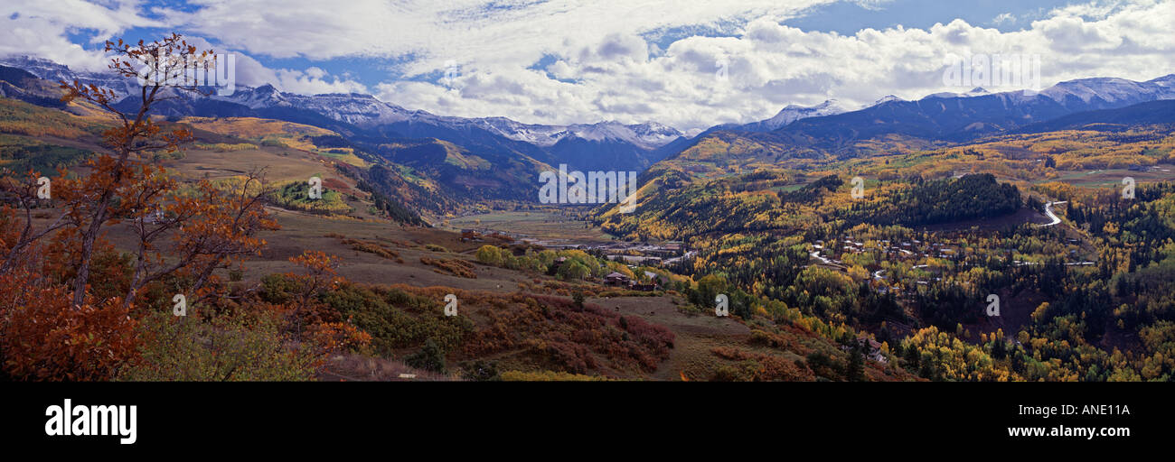 Herbstliche Aussicht auf Tal entlang Gesellschaft drehen San Miguel River Telluride CO Stockfoto