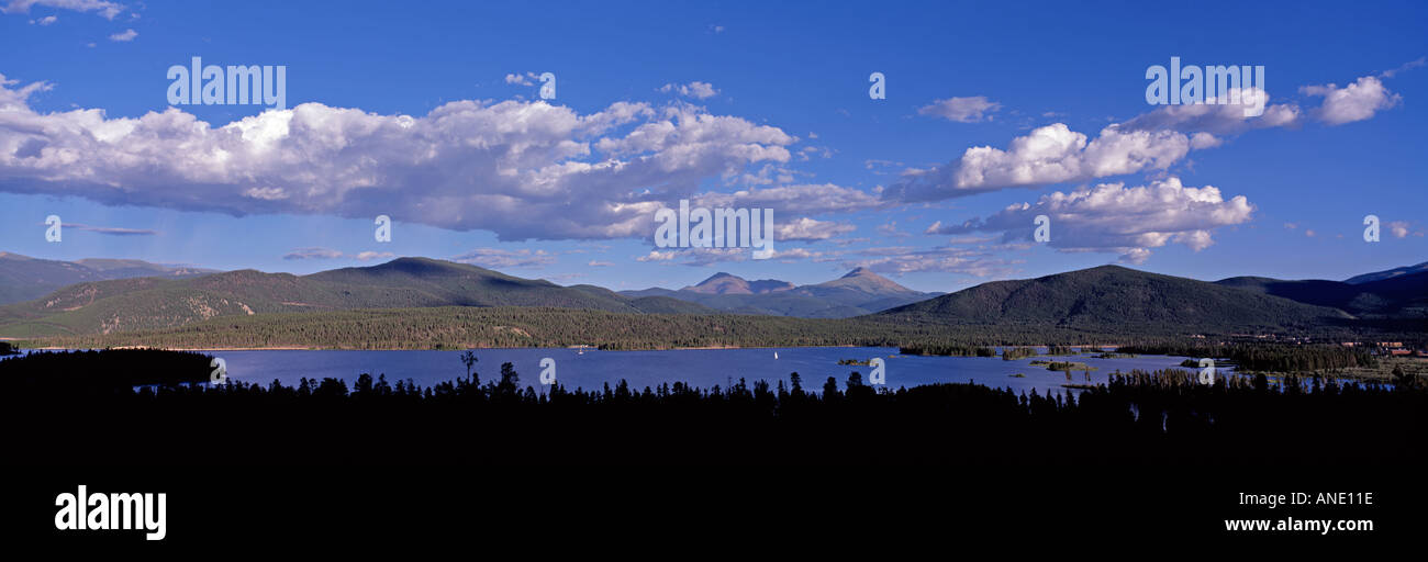 Ein Sommer-Abendhimmel über Dillon Reservoir im Arapaho National Forest in der Nähe von Frisco CO Stockfoto